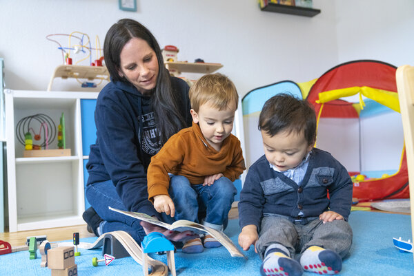 WHU-Toddlers-Leiterin Simone Hahn spielt mit ihren Schützlingen